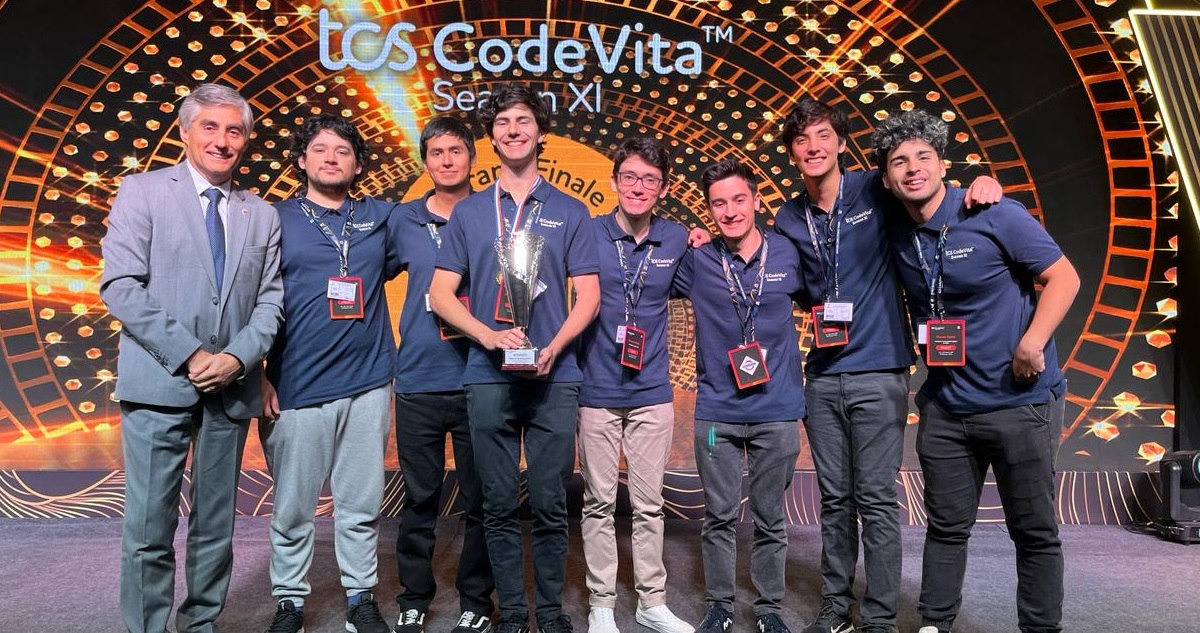 El chileno Martín Andrighetti, estudiante de la UC, ganó el TCS CodeVita 2024 en India y se coronó como el mejor programador del mundo.