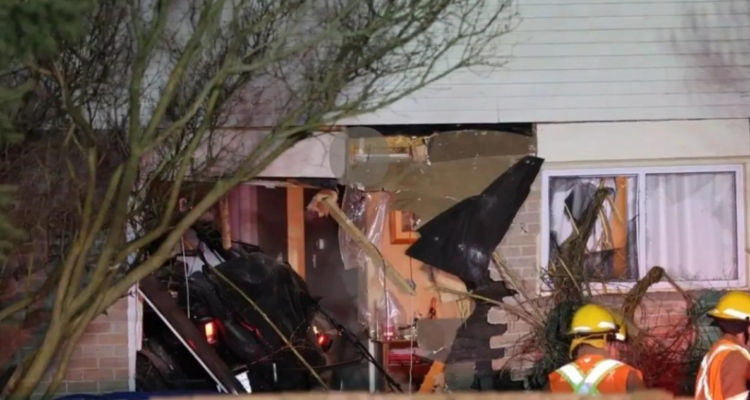 Casa dañada tras la colisión provocada por los chilenos