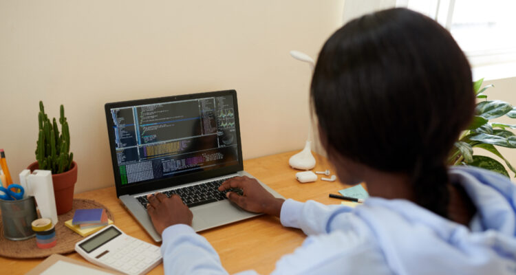 “Coding for Girls”: lanzan programa que introduce a niñas en inteligencia artificial y programación