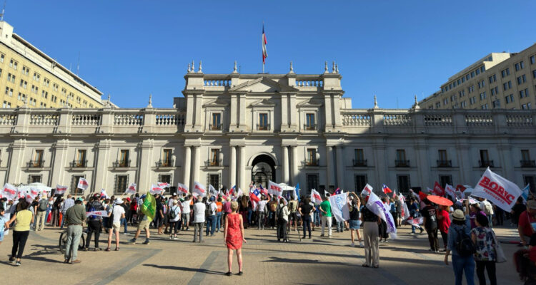 Colectivo Unidos por Boric convoca manifestación en apoyo al mandatario frente a La Moneda