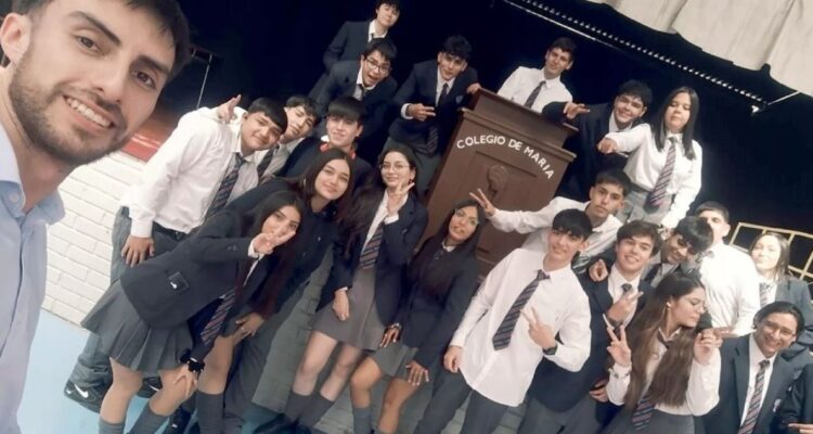 Estudiantes de Talca regalaron lo recolectado para gira de estudio a profesor tras incendio de su casa