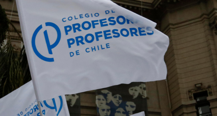 Bandera del Colegio de Profesores por Simce 2023