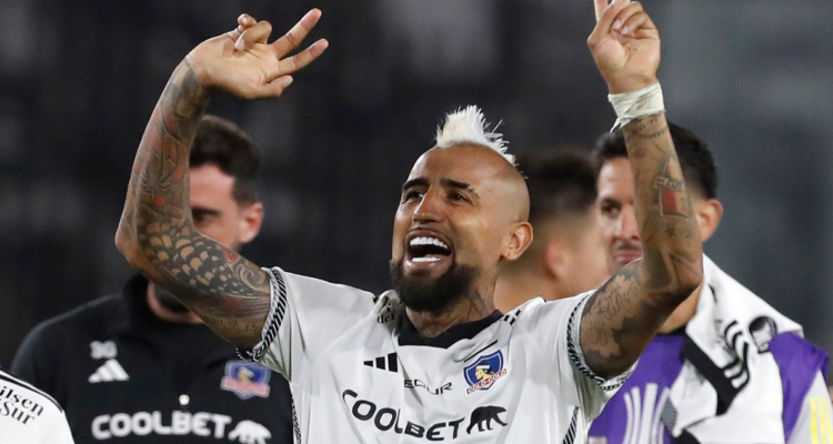 Arturo Vidal celebra la clasificación a Libertadores con palo a todos.