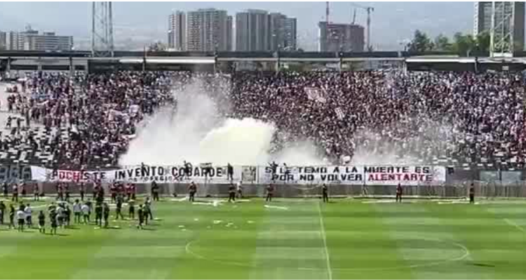 Hinchas de Colo Colo ingresan a la cancha en arengazo.
