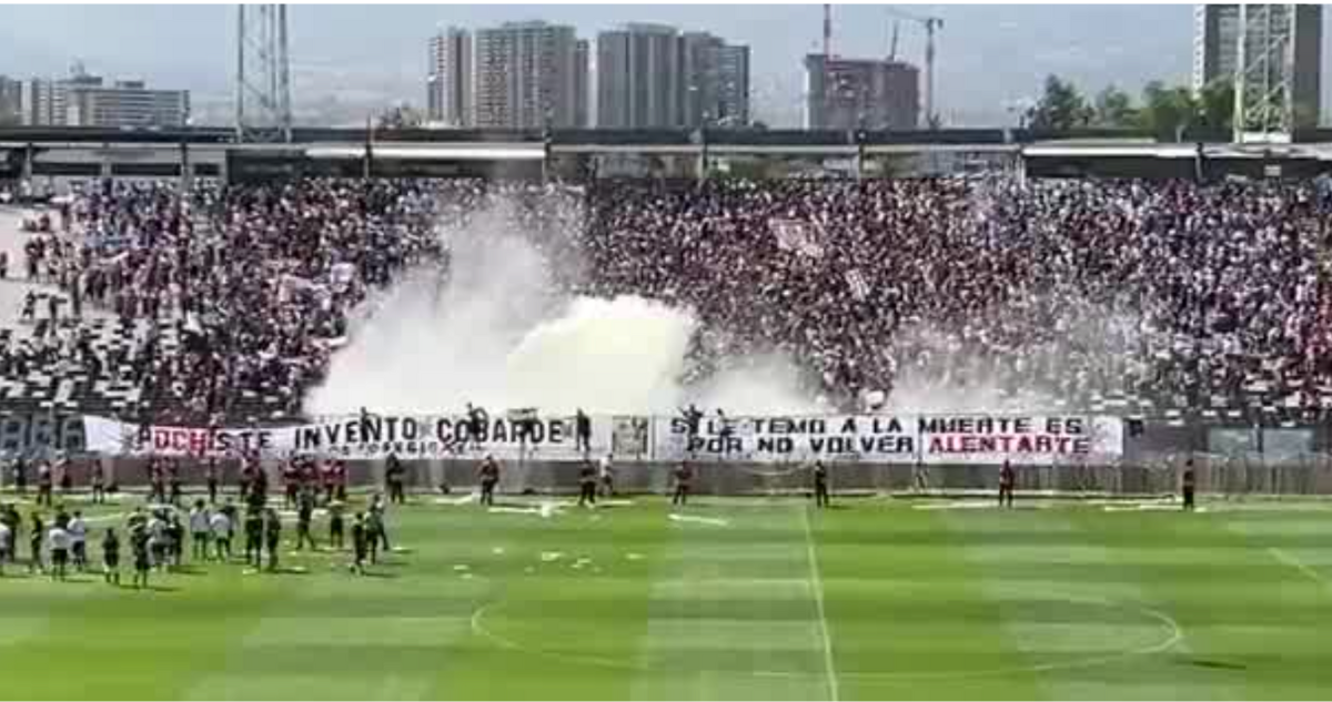 Hinchas de Colo Colo ingresan a la cancha en arengazo.