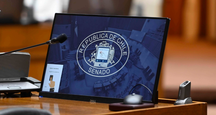 Foto de pantalla de parlamentario en el Senado por comisión que se realizará en Valdivia