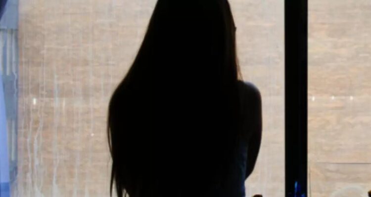 18 años de cárcel para hombre que abusó de hija de su pareja: la mantuvo en cautiverio por una década