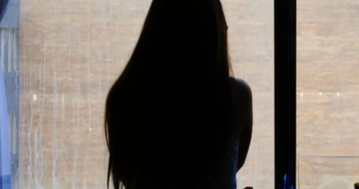18 años de cárcel para hombre que abusó de hija de su pareja: la mantuvo en cautiverio por una década