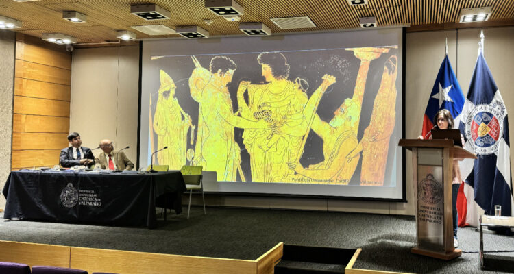 PUCV Santiago realiza conferencia sobre la educación del ciudadano en la antigua Grecia y Roma