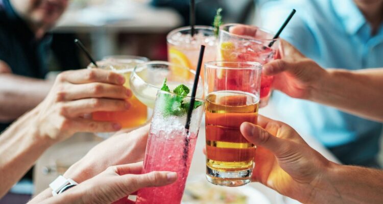 Expertos afirman que los efectos del consumo de alcohol varían según la hora del día