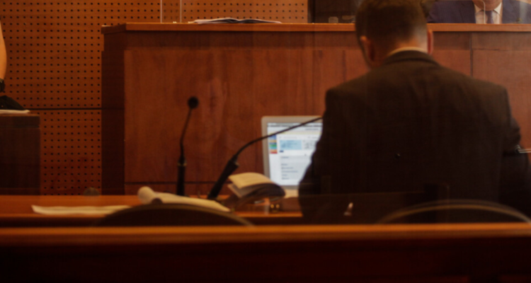 Polémica por fiscal que trató de hueones a miembros de clan narco de El Palta durante formalización