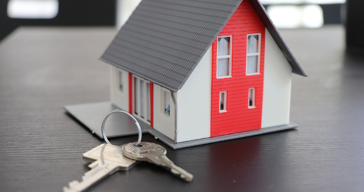 un modelo de casa con llaves