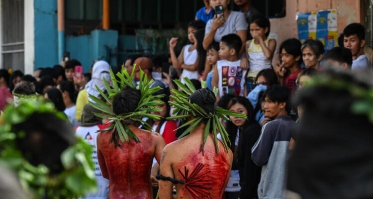 Crucifixiones y flagelaciones reales en Filipinas por Viernes Santo