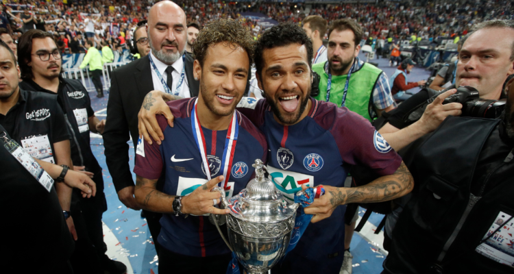 Aseguran que el padre de Neymar pagará la fianza de Dani Alves.