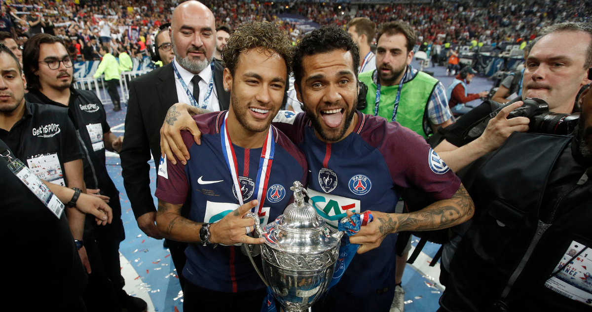 Aseguran que el padre de Neymar pagará la fianza de Dani Alves.
