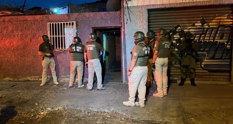 Detienen a delincuente por robo de auto en Macul: conductora de app fue arrastrada y atropellada