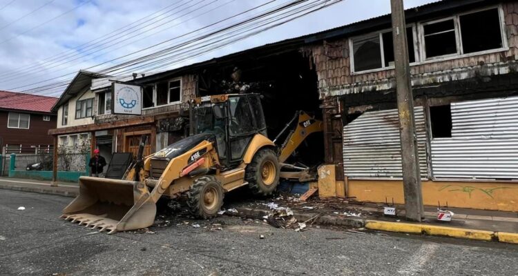 Demolición de siniestrada cámara de comercio y turismo de Ancud