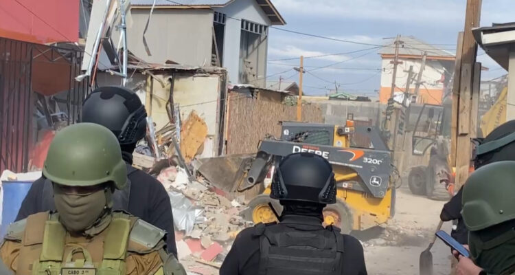 Demuelen dos inmuebles en toma “Nuevo Amanecer” de Cerrillos: por venta de drogas y prostíbulo