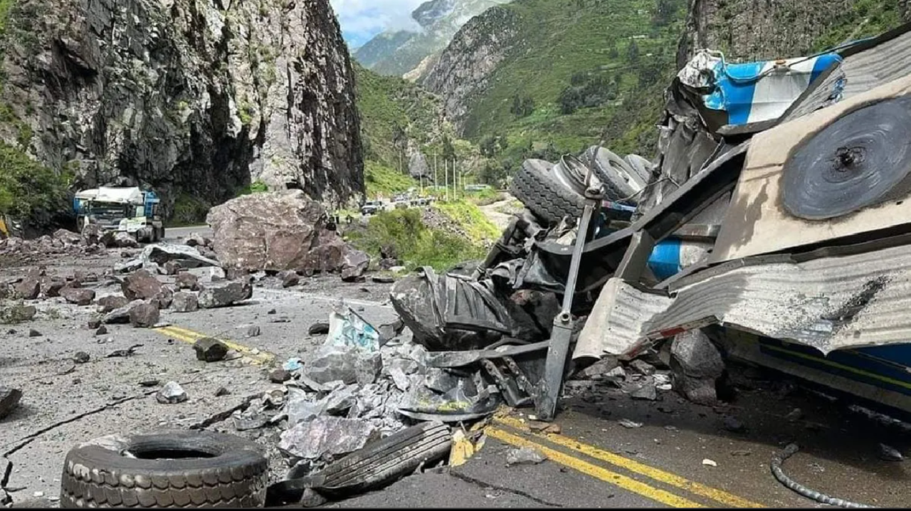 Imágenes tras el desprendimiento de rocas en una carretera de Perú