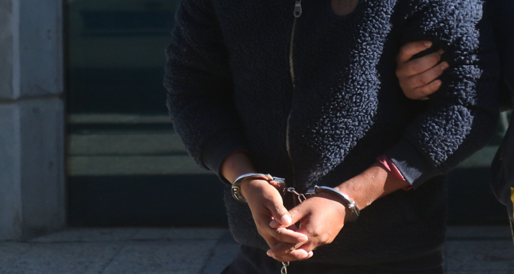 Hombre esposado tras detenciones en región del Bío Bío