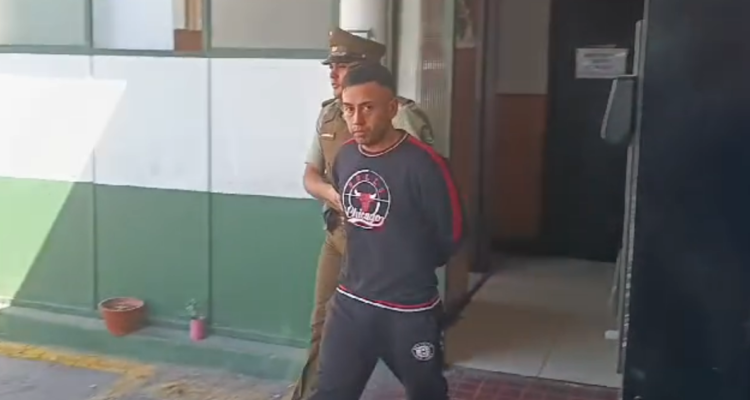 Carabineros detiene a dos prófugos en la capital: uno era buscado por homicidio frustrado