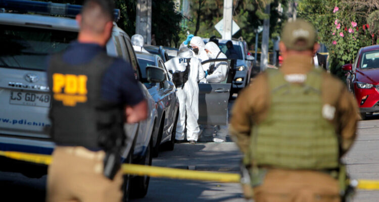 Detienen a hombre por femicidio frustrado en Coronel, acusado de apuñalar y atropellar a su pareja
