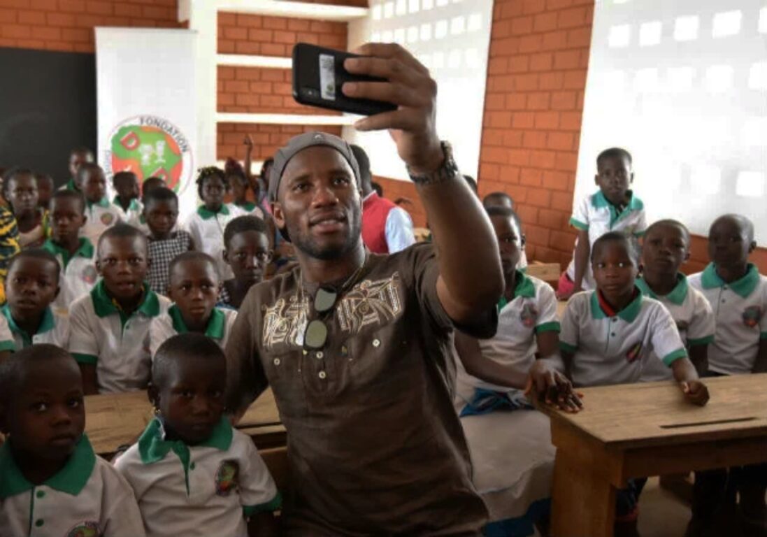Didier Drogba en escuela de Costa de Marfil.