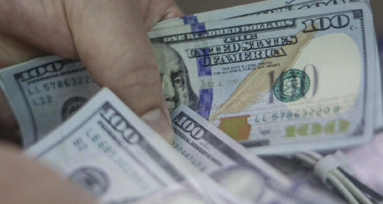 varios billetes de 100 dólares