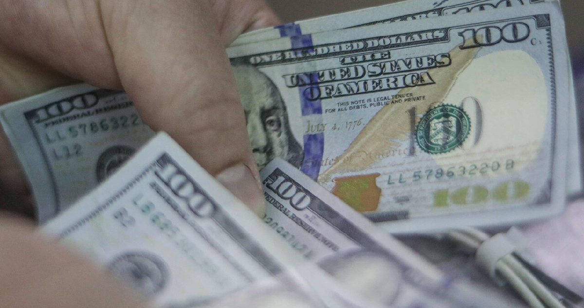 varios billetes de 100 dólares