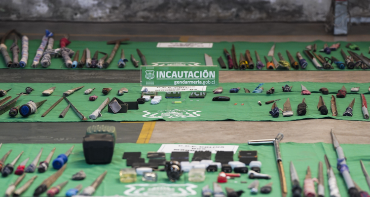 Riñas en Centro Penitenciario de Puerto Montt deja 2 heridos y 51 armas incautadas