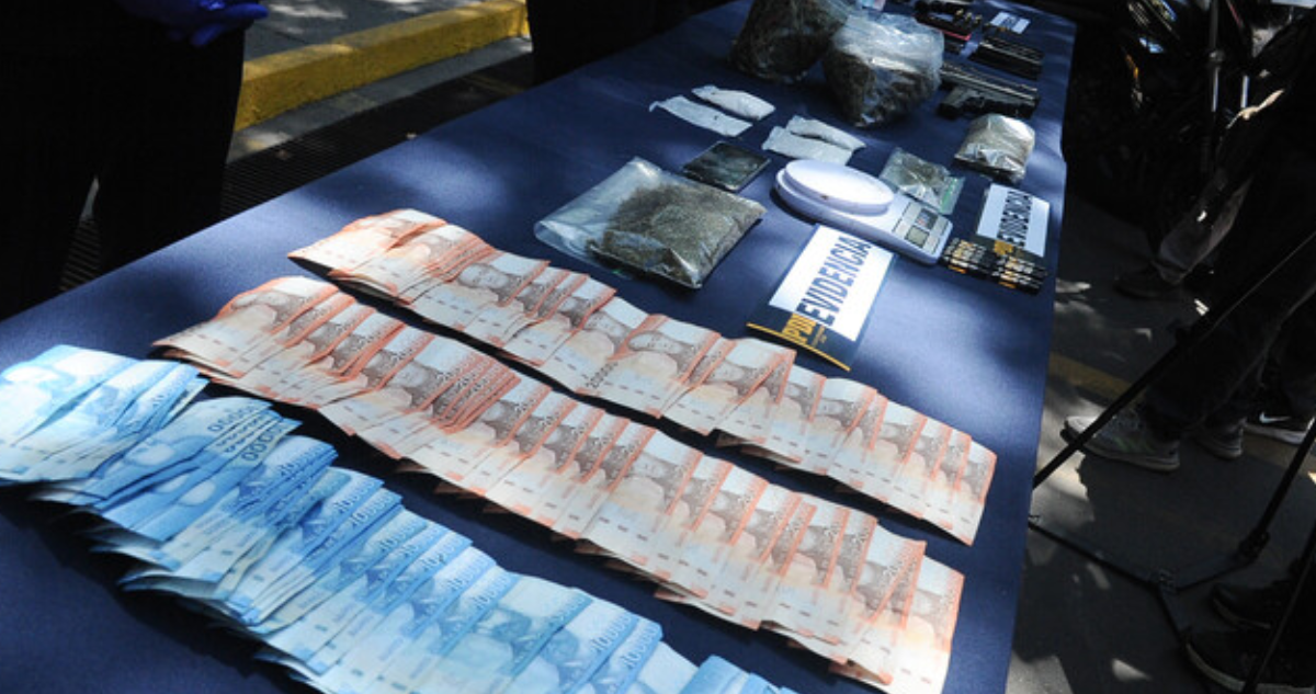 Tenía cocaína, marihuana y dinero: detienen a menor de 16 años por posesión de drogas en Mulchén