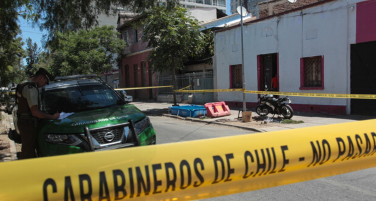 Asesinan a joven de una puñalada en Los Ángeles: atacante permanece prófugo