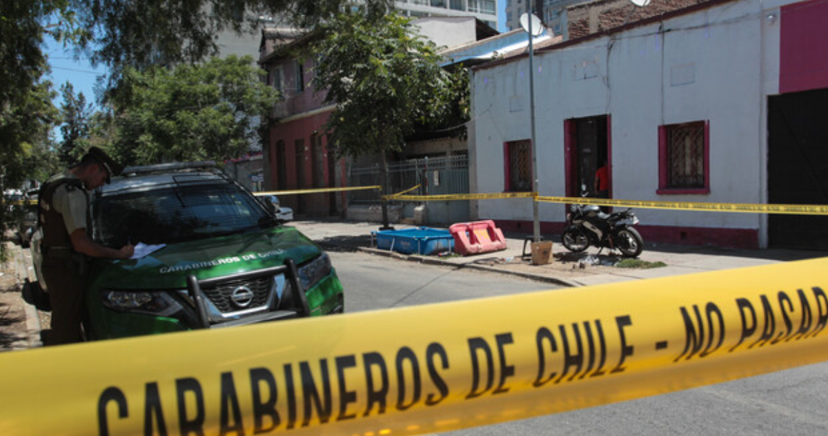 Asesinan a joven de una puñalada en Los Ángeles: atacante permanece prófugo