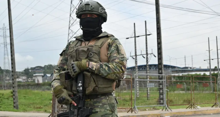 Militares ecuatorianos resguardando la seguridad.