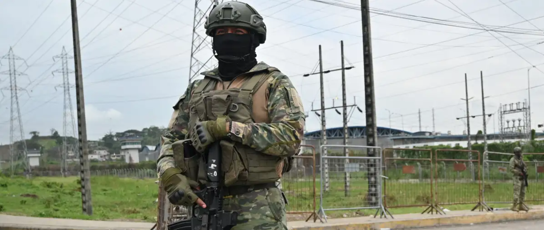 Militares ecuatorianos resguardando la seguridad.