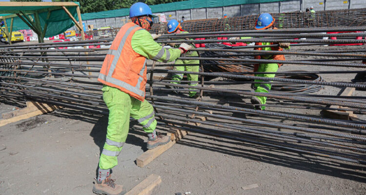 hombres trabajando en una obra pública