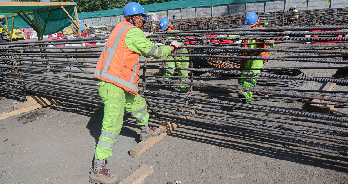 hombres trabajando en una obra pública