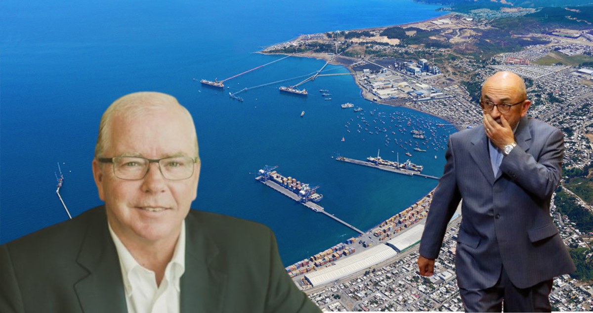 El exgerente general Javier Adwanter y el diputado Leonidas Romero con el Puerto Coronel de fondo.