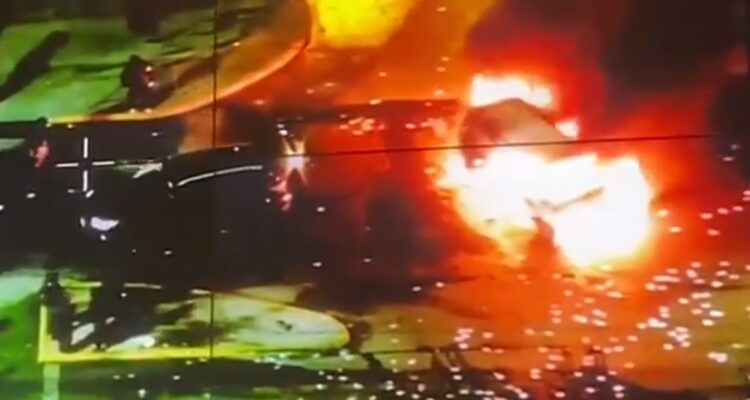 Encapuchados queman auto en Pedro Aguirre Cerda