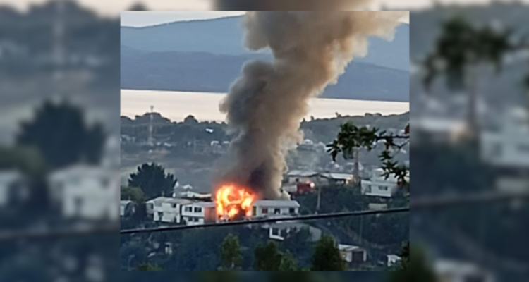Voraz incendio consumió vivienda en Quellón: cinco personas quedaron damnificadas