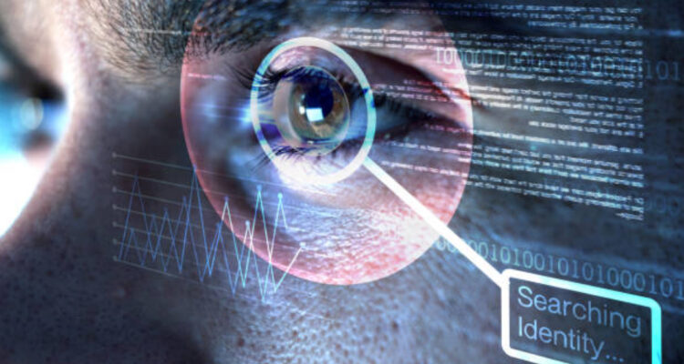 ¿Es peligroso escanearse el iris?: Experto advierte los riesgos y pide “ser cautos” con esta práctica