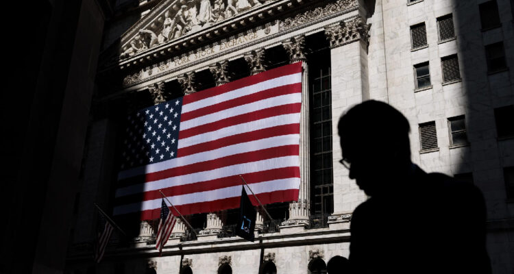 fotografía de archivo del edificio de la bolsa de nueva york, con la bandera estadounidense en su fachada, con fecha 30 de mayo de 2023