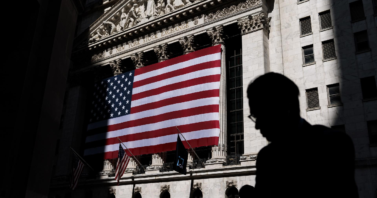 fotografía de archivo del edificio de la bolsa de nueva york, con la bandera estadounidense en su fachada, con fecha 30 de mayo de 2023