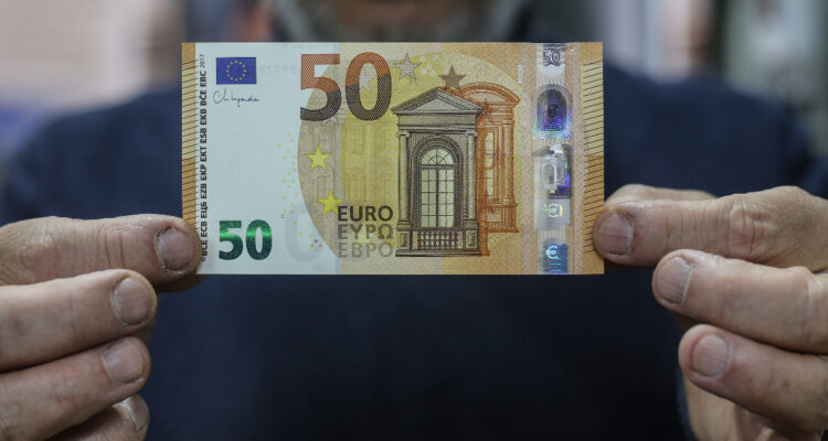 El euro mostró algunas debilidades frente al dólar tras las noticias económicas de EEUU