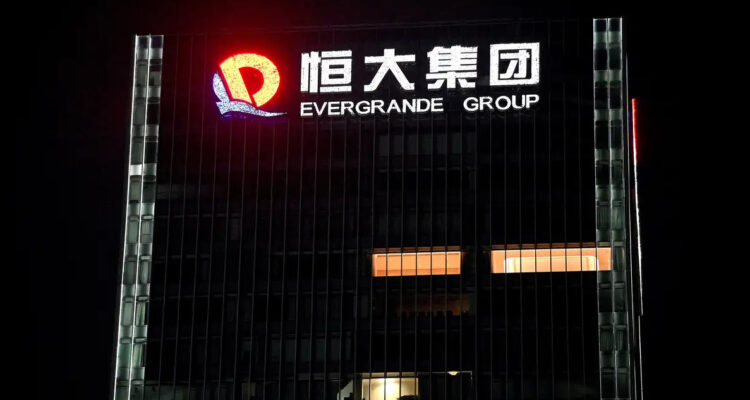 Fotografía nocturna de la sede de evergrande