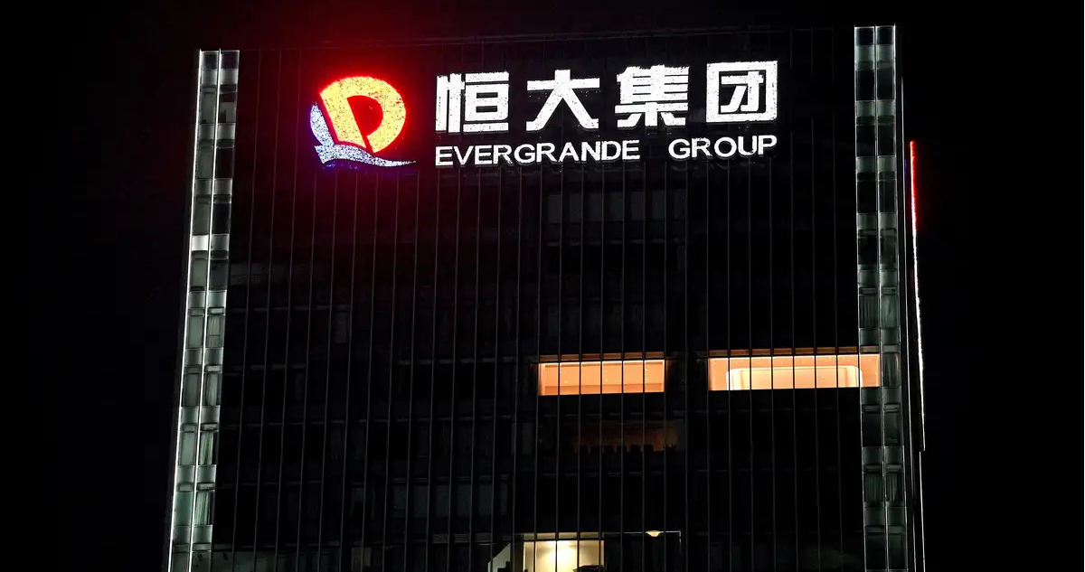 Fotografía nocturna de la sede de evergrande