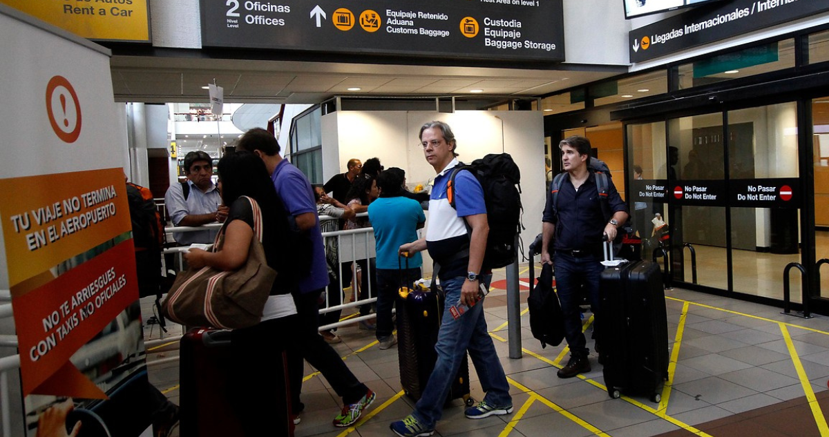 Falsos taxistas Reino Unido reclama a Chile por estafas a ingleses en aeropuerto de Santiago