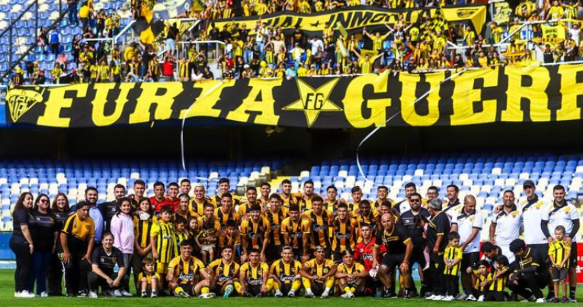 El escándalo que remece a Fernández Vial: pelea de hincha con jugador en plena calle