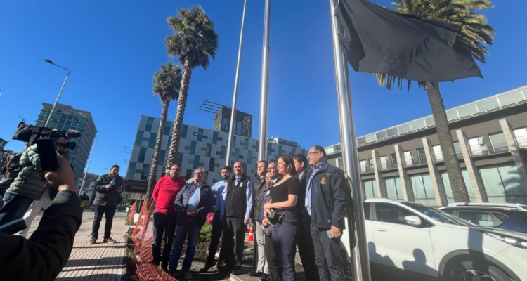 Si cae Huachipato, caen otras empresas: alcaldes izan banderas negras como duelo regional por cierre