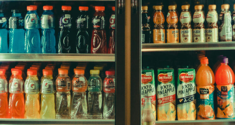 La FDA prohibió el peligroso aceite vegetal bromado de los refrescos cítricos: ¿qué bebidas lo tienen?